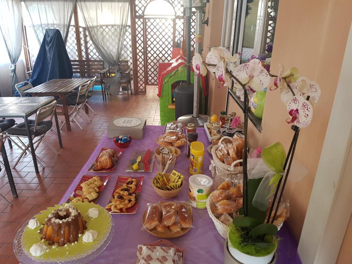 Ghiro Ghiotto Acomodação com café da manhã Pietra Ligure Exterior foto