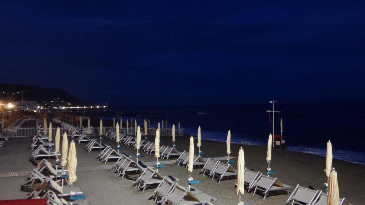 Ghiro Ghiotto Acomodação com café da manhã Pietra Ligure Exterior foto