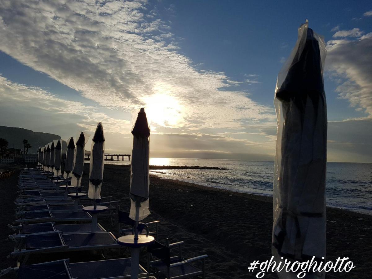 Ghiro Ghiotto Acomodação com café da manhã Pietra Ligure Exterior foto