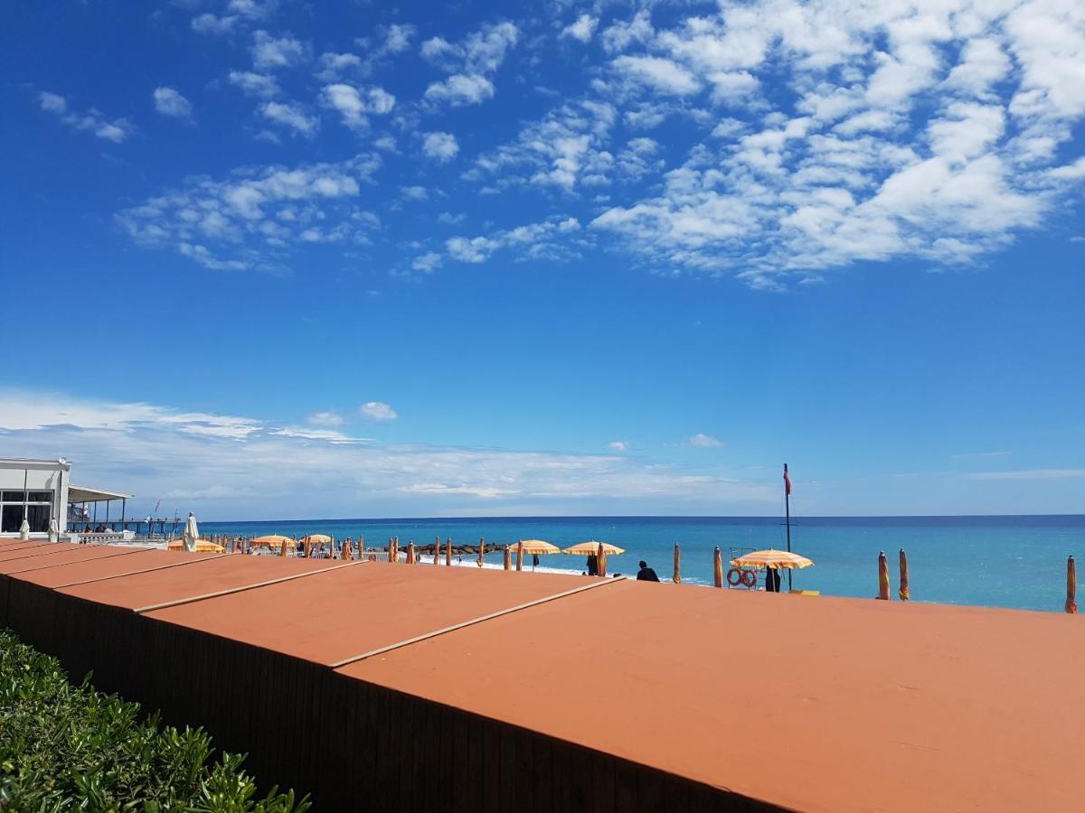 Ghiro Ghiotto Acomodação com café da manhã Pietra Ligure Exterior foto