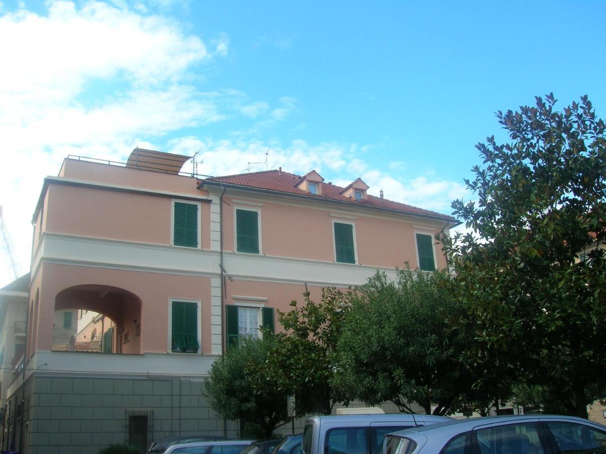 Ghiro Ghiotto Acomodação com café da manhã Pietra Ligure Exterior foto