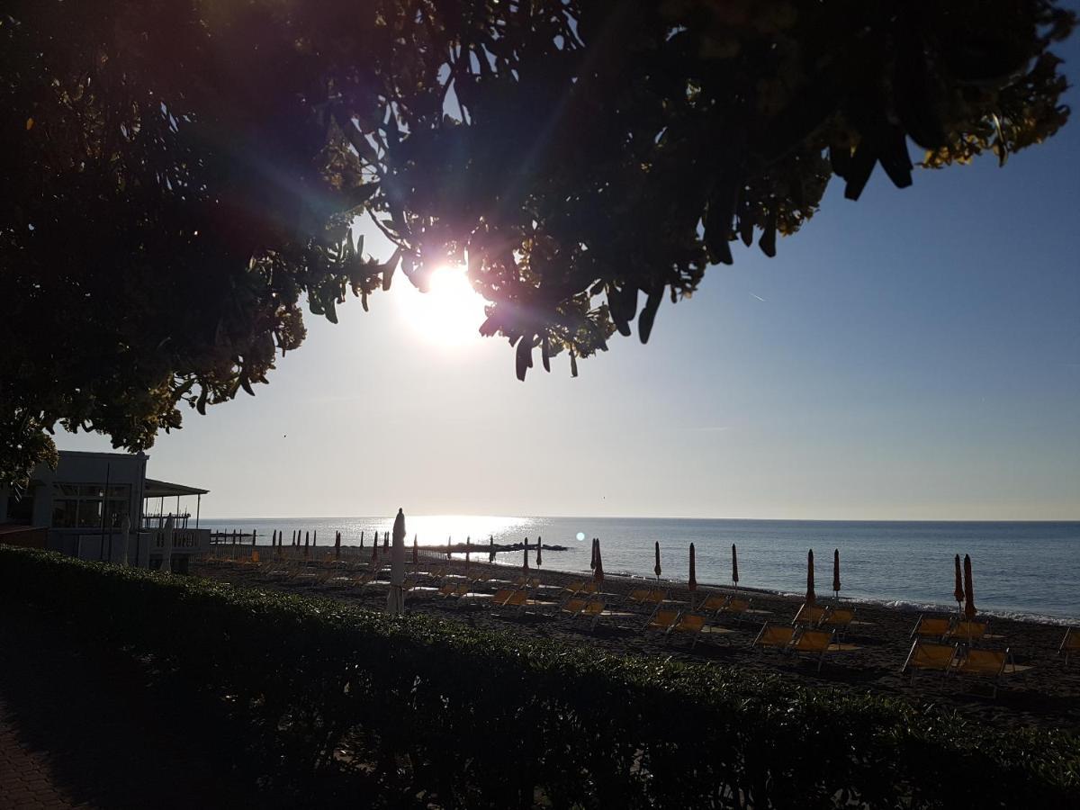 Ghiro Ghiotto Acomodação com café da manhã Pietra Ligure Exterior foto