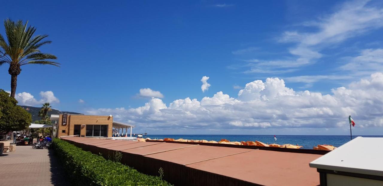 Ghiro Ghiotto Acomodação com café da manhã Pietra Ligure Exterior foto